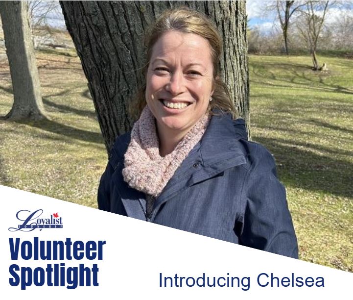 Smiling woman in front of tree
