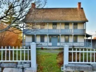 Front of Fairfield historic house 